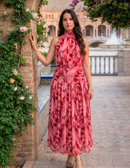 Vestido midi halter estampado en tonos rosas para invitada