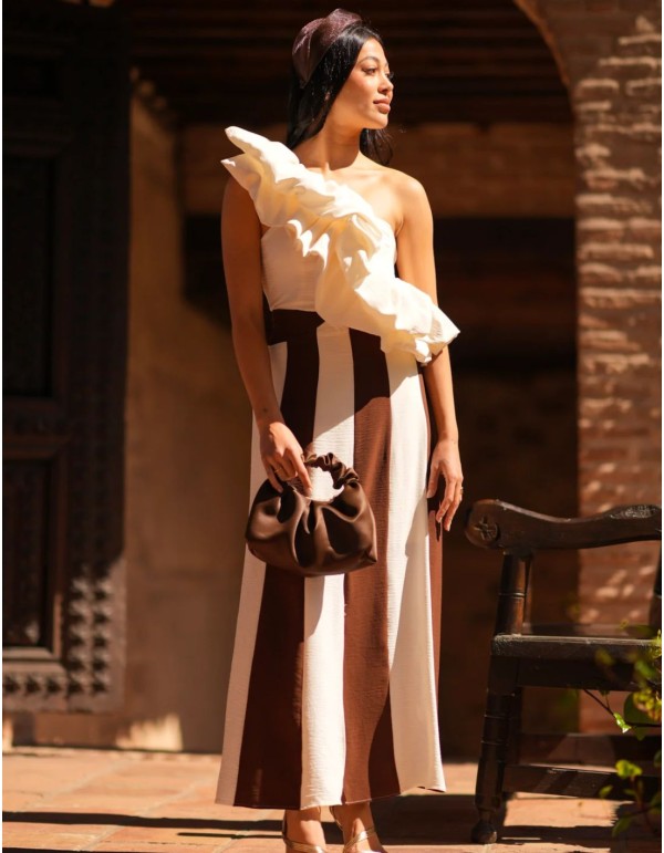 Conjunto de dos piezas con top asimétrico y falda midi 2