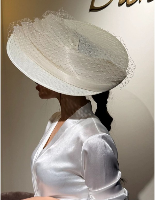 Guest pamela in white color with silk sinamay bow