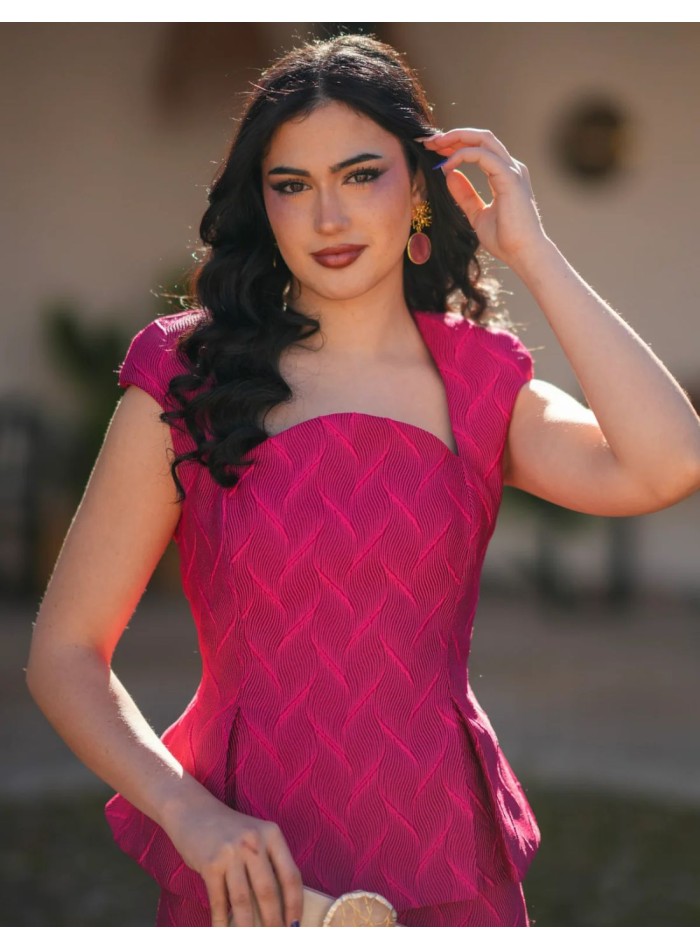 Conjunto dos piezas fucsia con top estructurado y falda midi