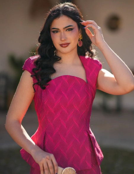 Ensemble deux pièces fuchsia avec haut structuré et jupe midi