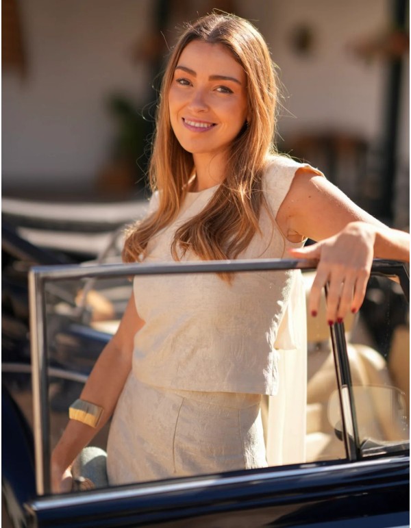 Conjunto en tejido brocado de seda con manga abullonada y falda lápiz 2