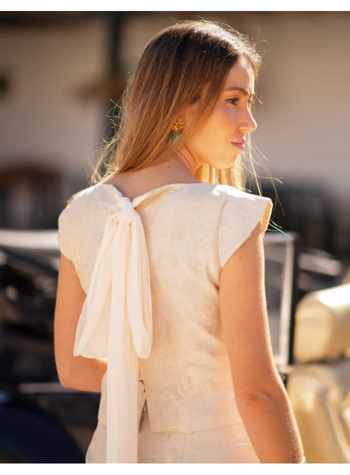 Conjunto en tejido brocado de seda con manga abullonada y falda lápiz