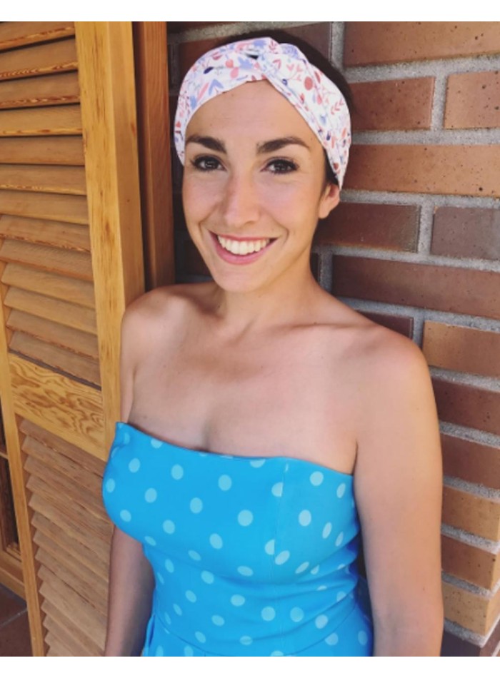 Vestido de fiesta de lunares palabra de honor con falda de vuelo.
 Alma obregón