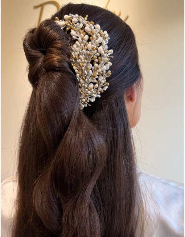 Accessoire pour cheveux avec détails pistils blancs et dorés