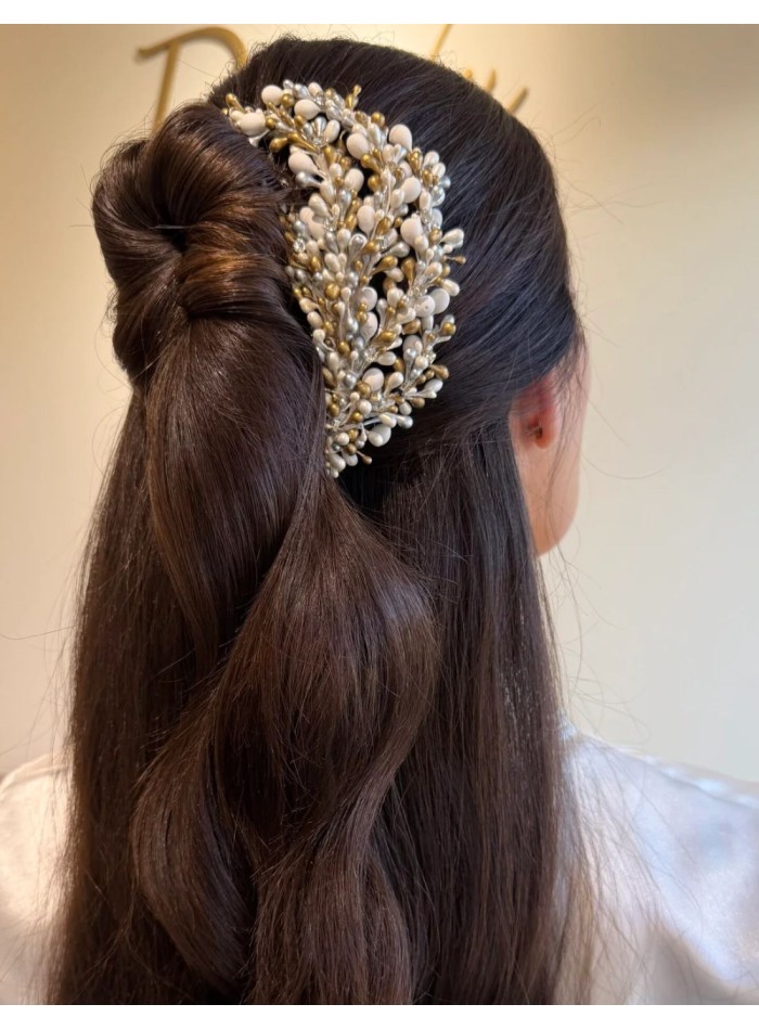 Hair accessory with white and gold pistil details