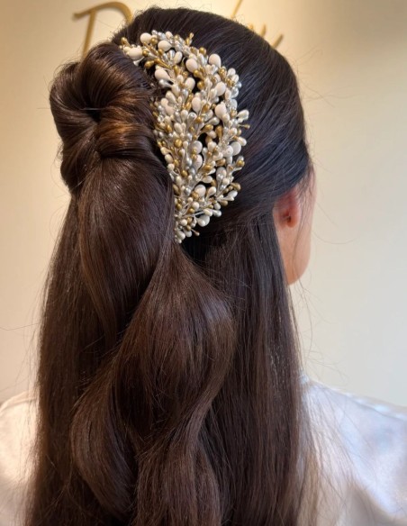 Hair accessory with white and gold pistil details