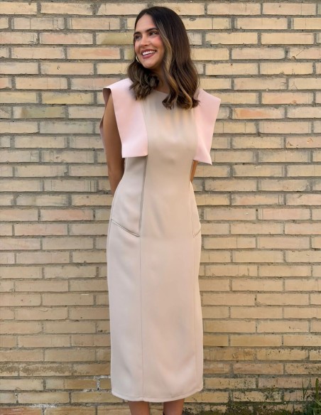 Vestido de invitada en beige tostado perfecto para comuniones y bautizos