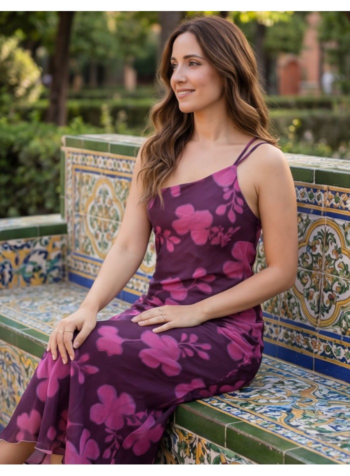 Vestido en color buganvilla e hilo metalizado para invitada