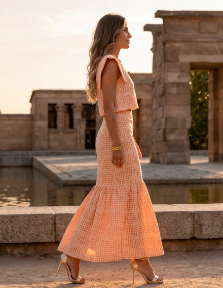 Conjunto de invitada naranja de dos piezas con falda midi y top estructurado