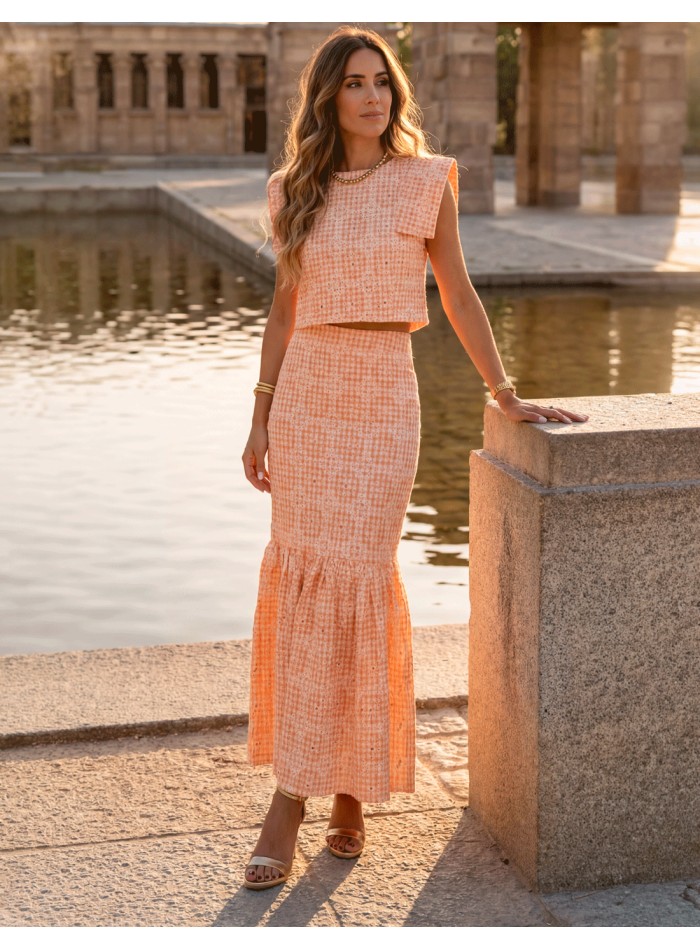 Orange guest ensemble: the vibrant and sophisticated look for weddings and events