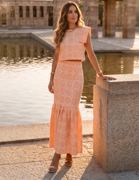 Conjunto de invitada naranja de dos piezas con falda midi y top estructurado