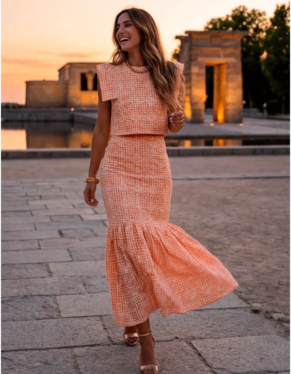 Ensemble deux pièces orange pour invités avec jupe midi et haut structuré 2