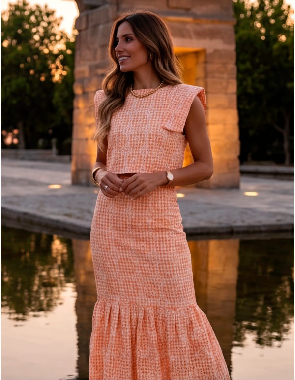 Conjunto de invitada naranja de dos piezas con falda midi y top estructurado perfecto para graduaciones y bodas de mañana