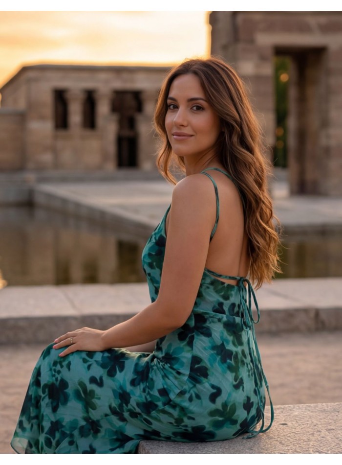 Vestido midi para invitada con escote asimétrico en tonos verdes