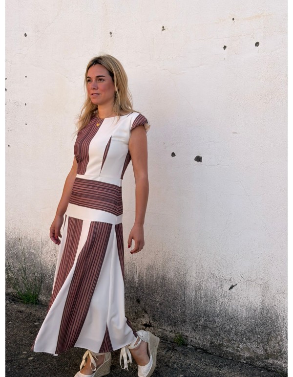 Vestido midi con cintura ajustada y tejido fluido