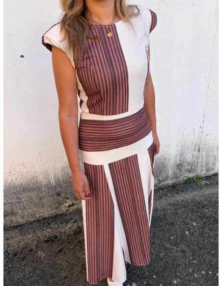 Vestido midi con cintura ajustada y tejido fluido