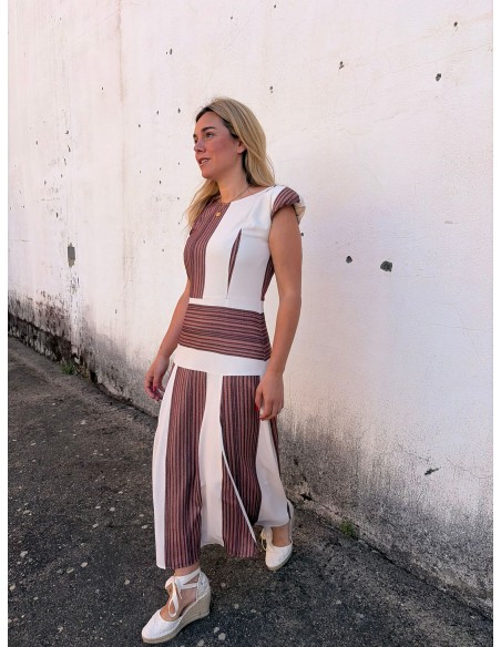Vestido midi con cintura ajustada y tejido fluido