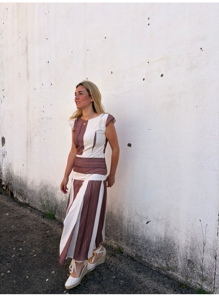Vestido midi con cintura ajustada y tejido fluido
