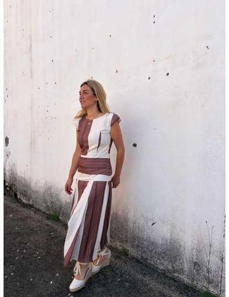 Robe midi avec taille ajustée et tissu fluide