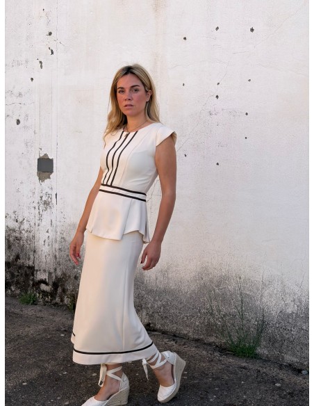Midi guest dress with light fabric and ruffle detail