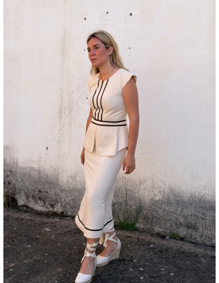 Vestido de invitada midi con tejido ligero y detalle volante