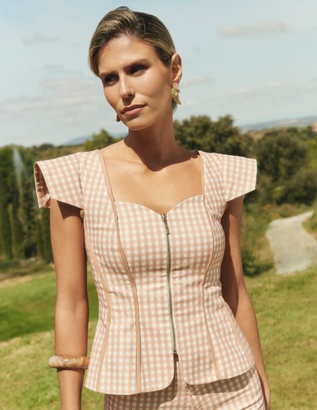 Top beige de vichy con efecto corsé y bajo peplum