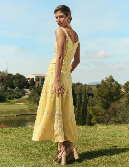 Vestido midi amarillo bordado con falda de vuelo