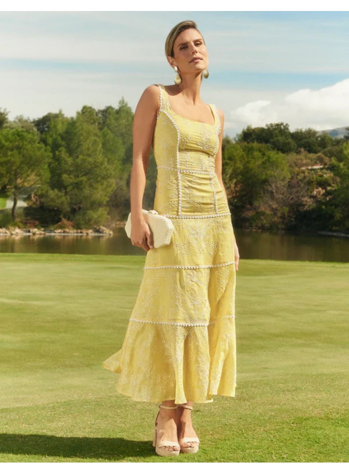 Vestido midi amarillo bordado con tirantes anchos y falda de vuelo