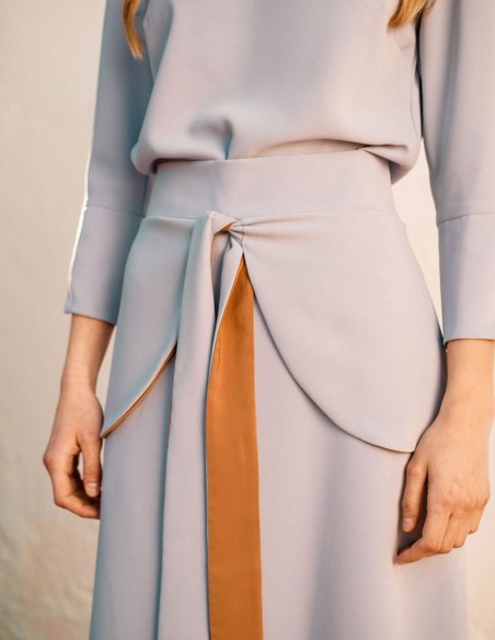 Flared skirt in lavender color with ruffle at the waist with lacing