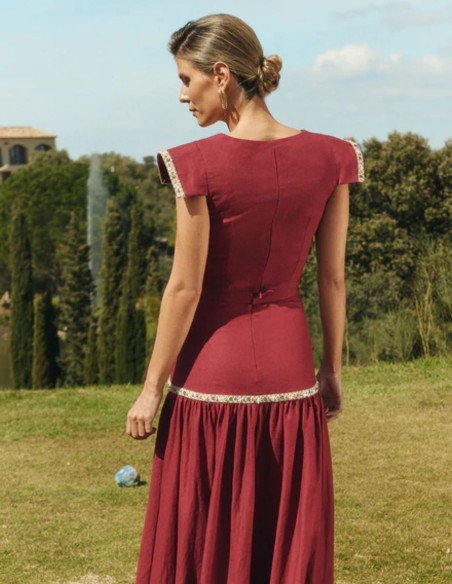 Top crop en cerise avec encolure en V et détails brodés à la main