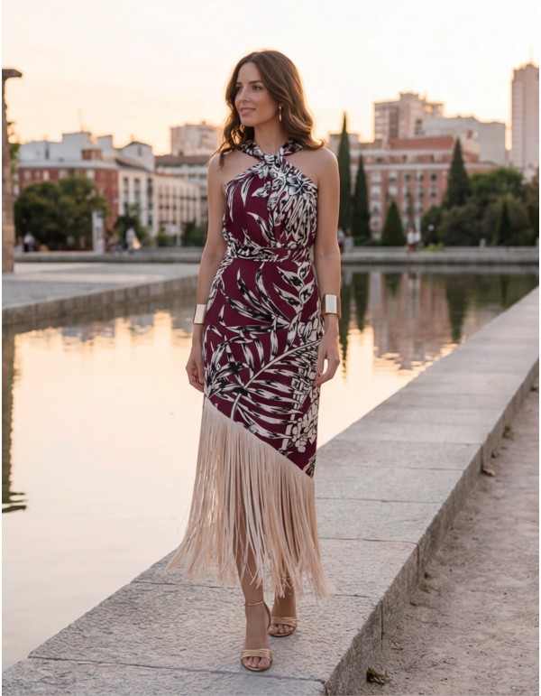 Robe dos nu grenat avec franges pour des invités élégants