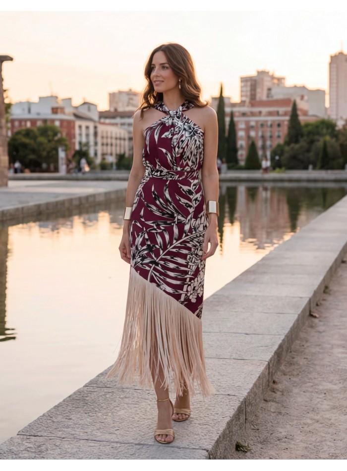 Vestido halter granate con flecos para invitada elegante