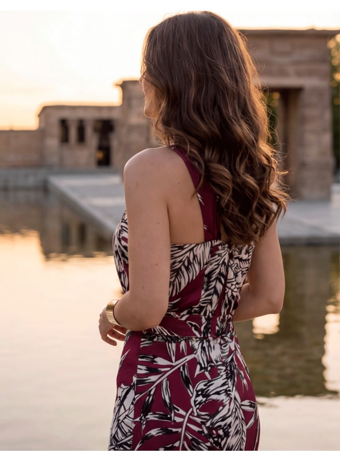 Robe dos nu grenat avec franges pour des...