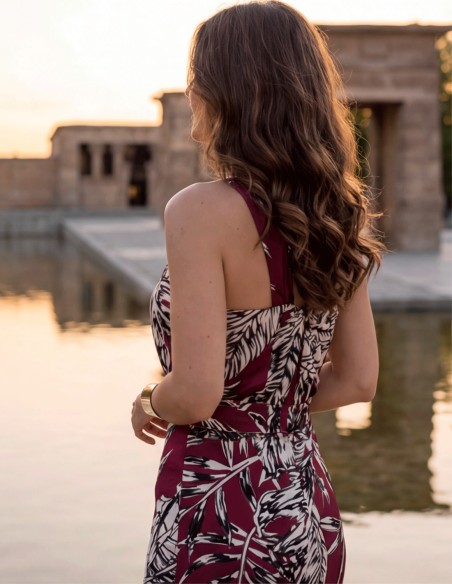 Robe dos nu grenat avec franges pour des invités élégants