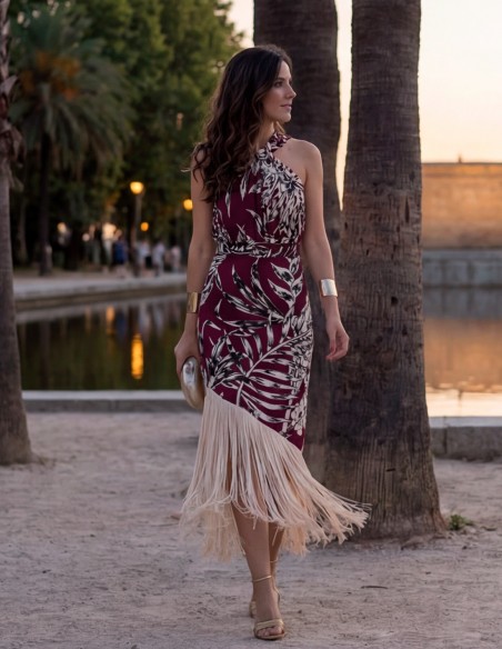 Robe dos nu bordeaux avec franges : élégance et mouvement pour des invités sophistiqués