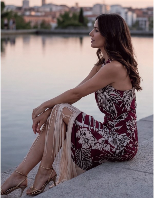 Vestido halter granate con flecos para invitada elegante 2