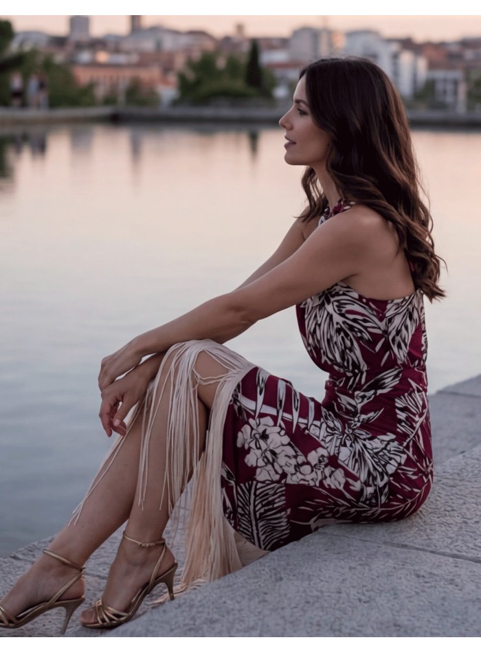 Vestido halter granate con flecos para invitada...