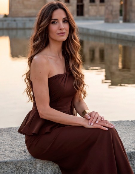 Robe longue marron avec cape