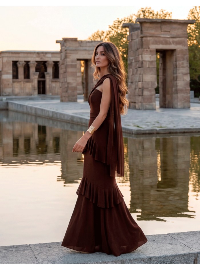 Longue robe brune à encolure asymétrique, cape et volants. Un modèle élégant, chaud et très flatteur fabriqué en Espagne.