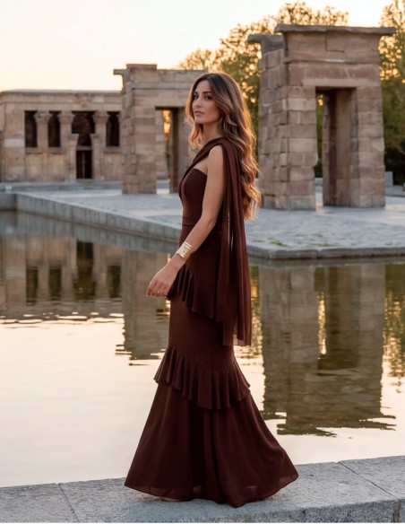 Vestido largo marrón asimétrico con capa y volantes para invitada