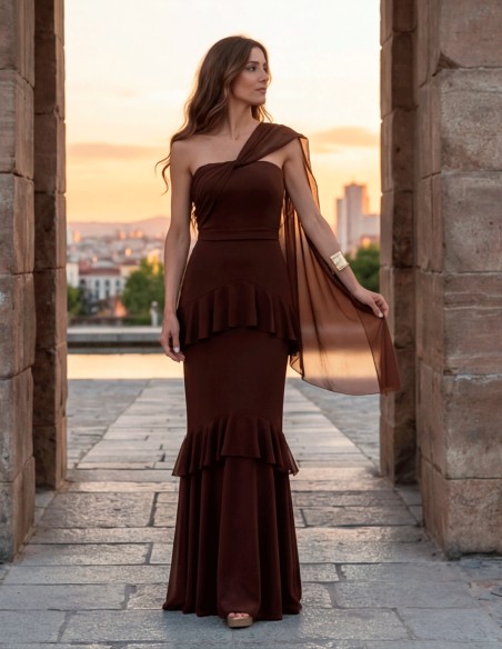 Robe longue marron avec cape : la tendance sophistiquée dans les tons de terre pour les invités