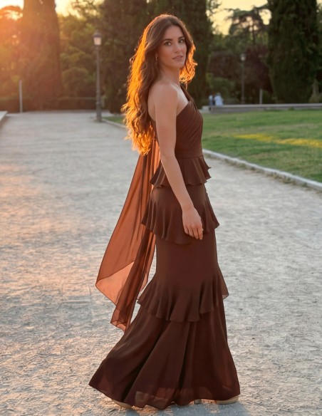 Robe longue asymétrique marron avec cape et volants pour les invités