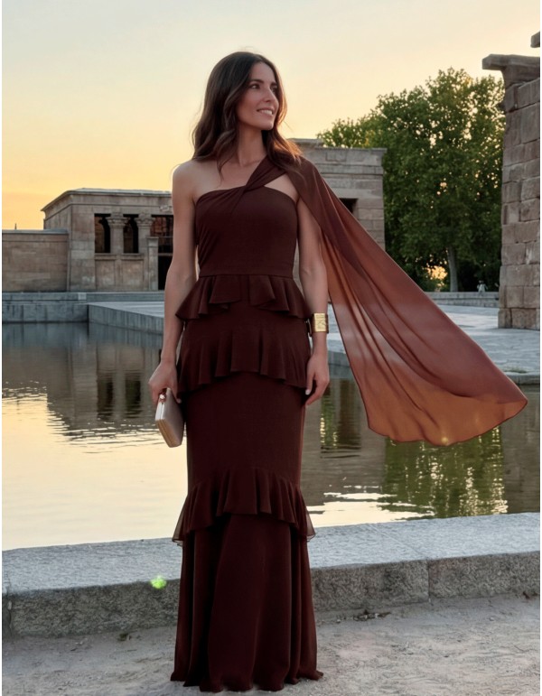 Robe longue asymétrique marron avec cape et volants pour les invités