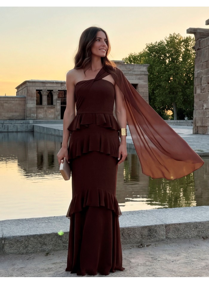 Robe longue asymétrique marron avec cape et volants pour les invités