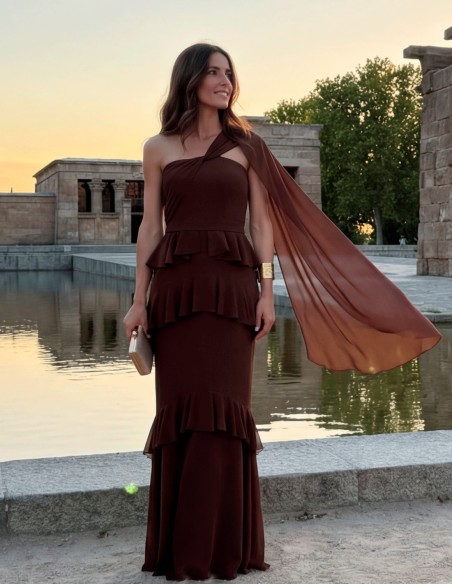 Robe longue asymétrique marron avec cape et volants pour les invités