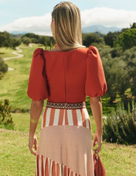 Top pour invités avec manches bouffantes et encolure carrée
