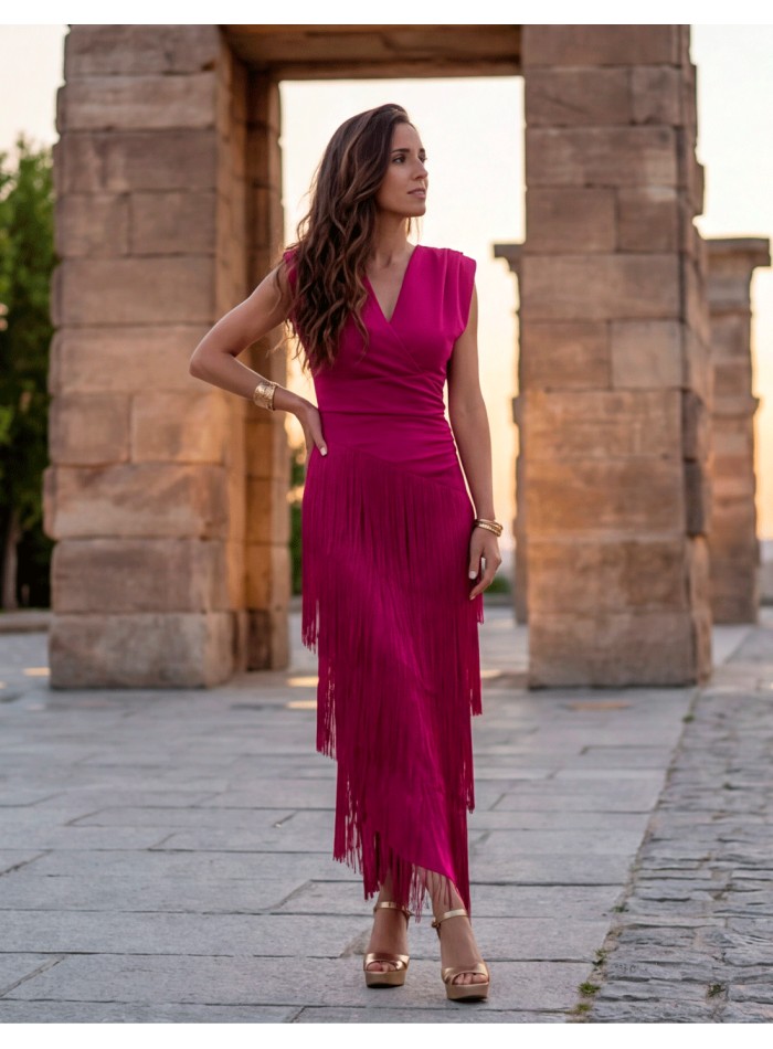 Robe longue frangée Bougainvillier. Un modèle conçu pour les invitées qui veulent briller par leur propre style.