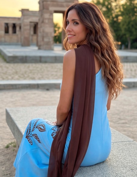 Robe midi bleue avec imprimé floral marron et châle pour l'invitée