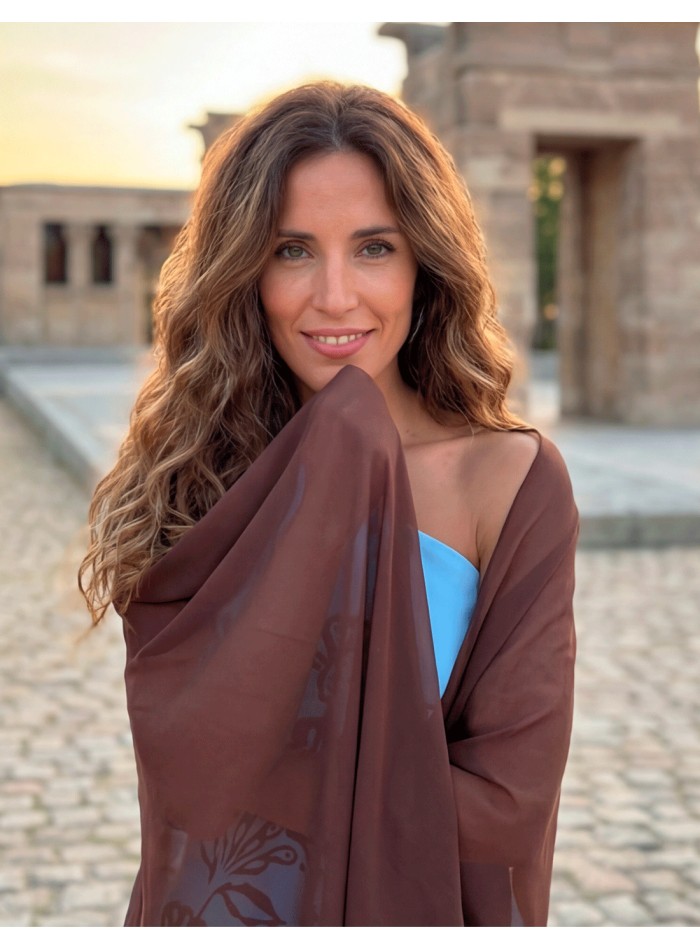 Vestido midi azul con estampado floral y chal: elegancia y versatilidad para invitadas